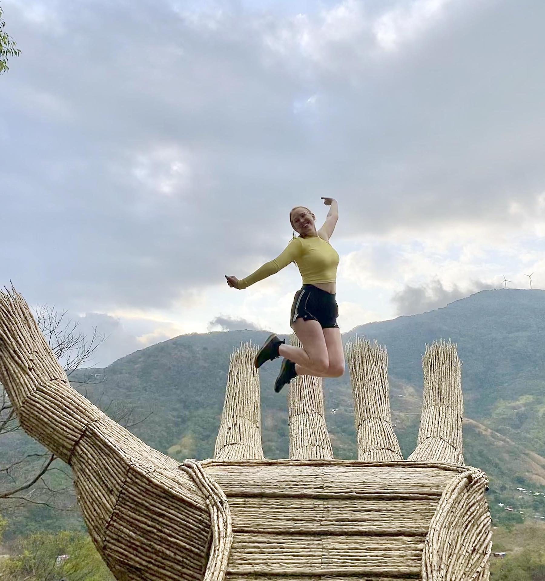阿什利·希普纳尔在空中跳跃，背景是哥斯达黎加的山脉