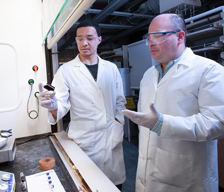 哈维尔·维拉(Javier Vela)和另一位研究人员在实验室环境中研究一种液体