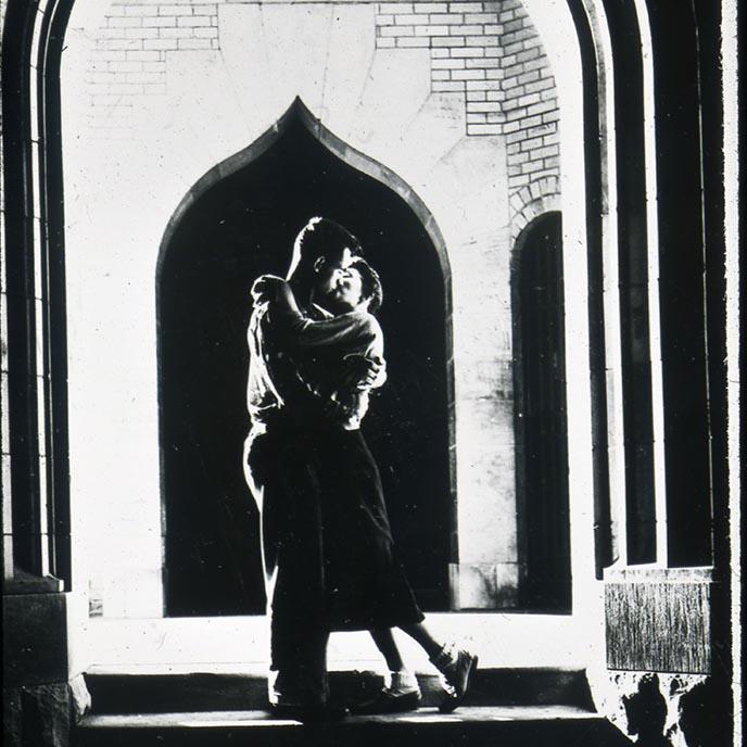 一对情侣在钟楼下接吻的黑白照片存档