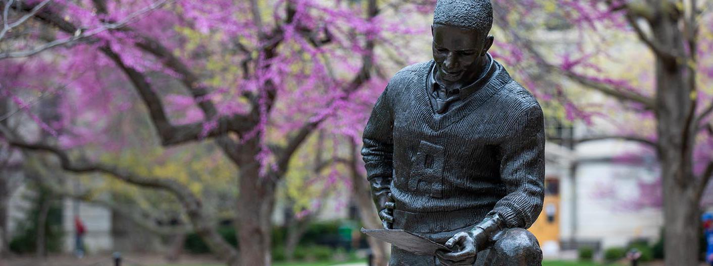 杰克·特里斯雕塑的特写，紫荆树在春天盛开