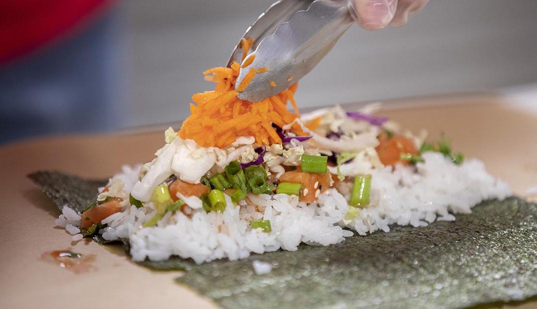 用餐人员制作寿司的特写镜头