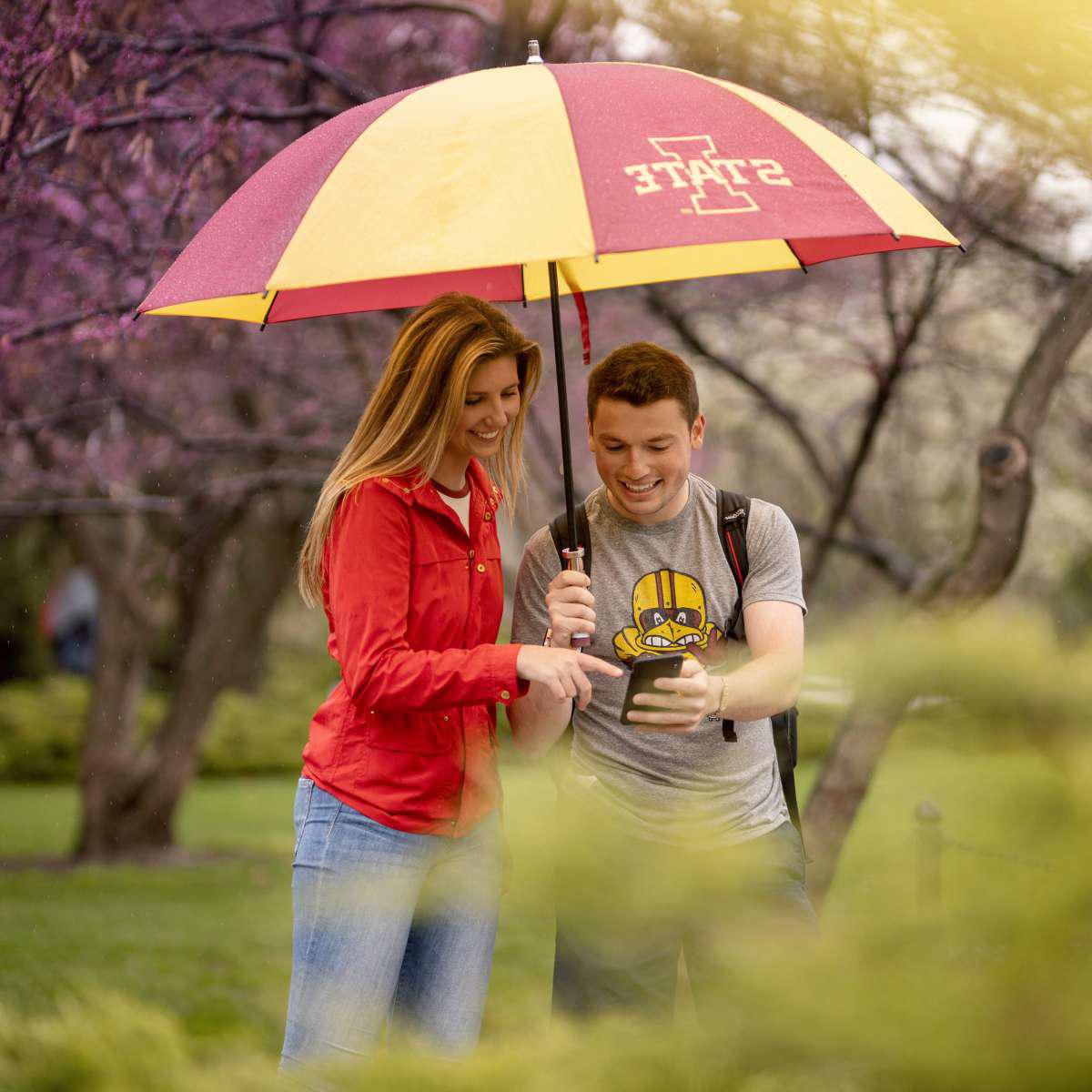 两个学生在雨中撑着伞. 